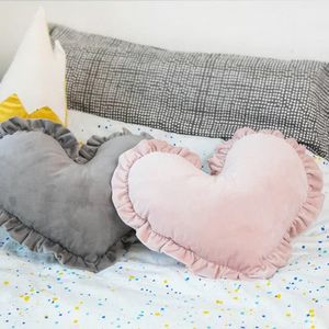 Morbido cuscino decorativo a forma di cuore rosa per la decorazione della cameretta del bambino Cuscino con volant ricoperto di velluto Regali per la decorazione della camera dei bambini 240322