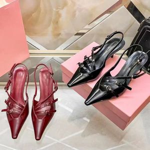 Bombas de couro de bezerro fivela de metal-embelezado sandálias 5.5cm salto gatinho feminino designer de luxo apontou toe sapatos de festa à noite