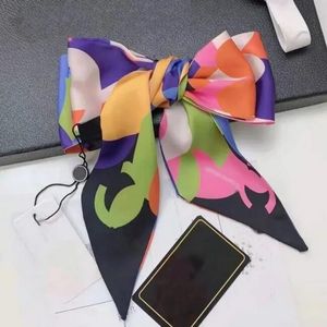 Ny designer Silksjalor Pure Silk Fresh Spring and Summer Contrast Small Silk Scarves Fashion Hair Band Leisure Fashion Bag Dekorativa halsdukar