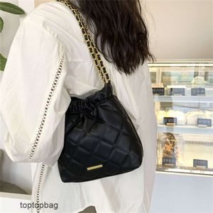Дизайнерские роскошные модные сумки-тоут. Французская карманная сумка Lingge. Новая модная тенденция 2023 года. Женская сумка на одно плечо.
