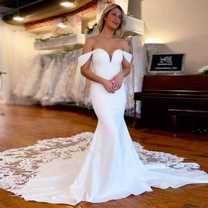 Boho sjöjungfru bröllopsklänningar spetsapplikationer från axelvit satin långa brudklänningar sexig rygglös sommarstrand brud slitage 2024