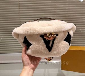 Kış Teddy Bel Çanta Tasarımcı Buz çantası kadınlar için Moda Moda Kuzu Swool Sherpa Crossbody Omuz çantaları kabarık Bumbag Luxury Fannypack Cüzdanlar