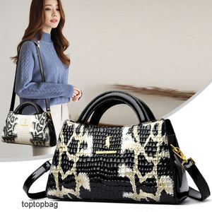 Designer Luxury Fashion Tote Bags Luxury Snake Mönster Handhållen Womens Bag 2023 Autumnwinter Nytt mångsidigt mode och trendigt temperament Enkel axel korsningsskorv