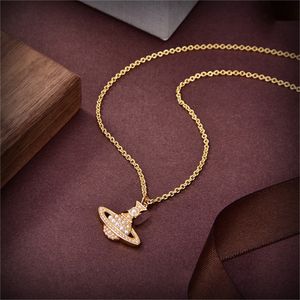Collane con ciondolo di design di lusso Lettera Viviane girocolli in oro Gioielli di moda per donna Collana di perle in metallo cjeweler Westwood 425