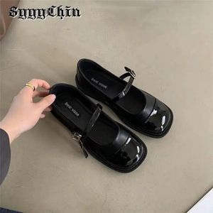 Kvinnor pumpar Mary Jane Flat Heel Belt Buckle Female Sandals Lady Fashion Sweet Concise Mixed Color Grunt Round Toe Daily Shoes 240321