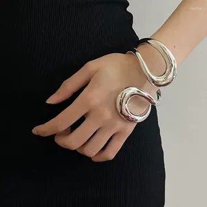 Bracciale rigido di nicchia in metallo geometrico aerodinamico Bracciale a molla femminile leggero lusso alto senso semplice squisito