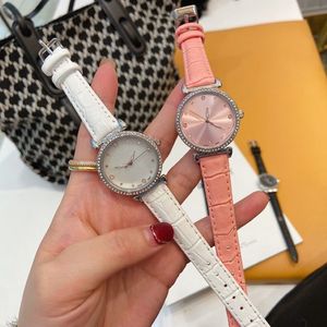 Il marchio di moda guarda l'orologio da polso con cinturino in pelle in stile piuttosto cristallo da donna CHA48255y