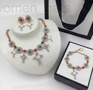 Hänge halsband designer mode cross halsband rostfritt stål armband rhinestone crystal Men Classics Ear Stud Guldkedja Bröllop Choker Party Jewelry OT6C