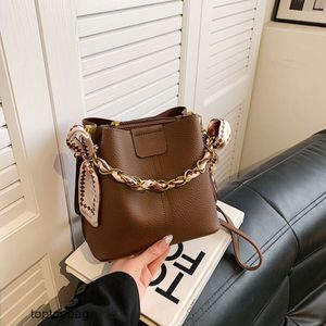 Designer Luxury fashion Cross Body bagsWomens Bag 2024 New Fashion Simple Large Capacity Bucket Bag Versatile Western Style One Shoulder Crossbody Handbag