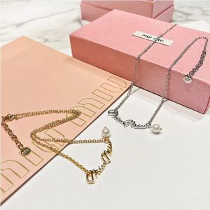 Mui Mui Necklace Luxury Women's Europeans and American New English Letter Clavicleチェーンシンプルファッションパールネックレスセーターチェーン