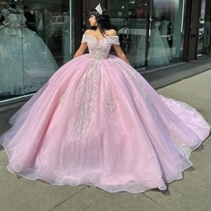 ピンクの光沢のあるQuinceaneraドレス肩からメキシコのベスティドスDE 15プリンセススウィート16バースデーXVボールガウンシンデレラガールドレス