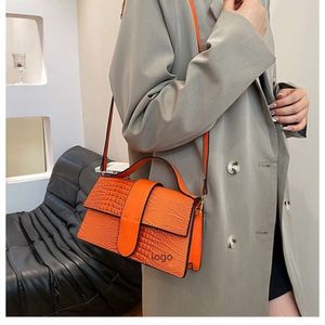 Handla billig 2024 Autumn/Winter New Fashionable Womens Bag Versatile Crocodile Mönster Enkel axel underarm Diagonal kors Small Square