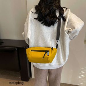 Tasarımcı Lüks Moda Omuz Çantaları Yeni gündelik omuz Crossbody Womens Bag 2023 Sonbahar/Kış çok yönlü naylon küçük bez çanta