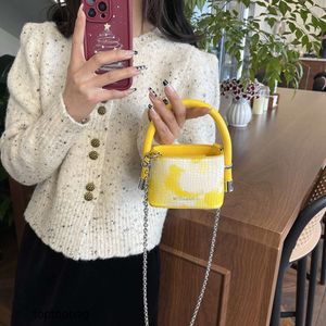 Designer Luxury Fashion Shoulder Bags Korean Sweet Chain Handhållen liten påse 2024 Ny mångsidig One Shoulder Crossbody Mini Contrast Color Womens Bag