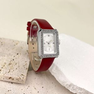 Nytt medeltida med små fyrkantiga diamant inlagda bälte, fashionabla och lyxiga kvartsv vid kvinnors klocka