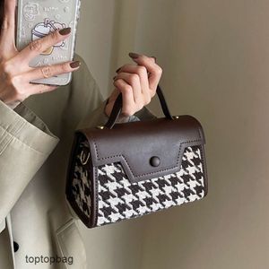 Дизайнерские роскошные модные сумки на плечах французская ниша дизайн тысяча птичьих сетка модная маленькая квадратная сумка 2023 Новая универсальная и стильная сумка с одно плечо.