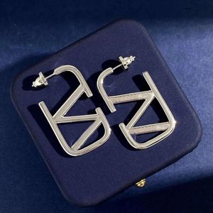 Letter V Designer Stud Earing Women Fashion Hoop smycken pärla örhänge