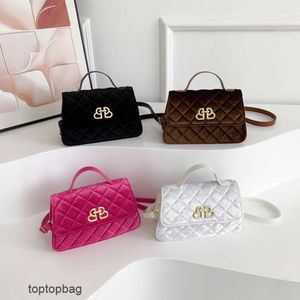 Designer Borse a tracolla moda di lusso 2024 Nuova tendenza della moda Borsa piccola quadrata portatile in velluto dorato con filo ricamato Lingge Borsa a tracolla singola da donna