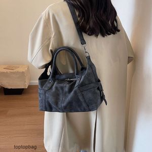 Tasarımcı lüks moda omuz çantaları modaya uygun yeni gündelik kadın çantası 2024 ünlü aynı stil çok yönlü stil tek omuz crossbody el çantası