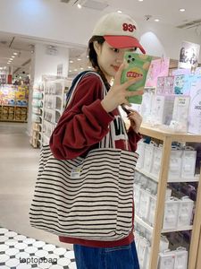 Tasarımcı Lüks Moda Tote Çanta Cüzdanları Sanatsal Stil Kadın Çantası 2022 Kış Yeni Yatay Şerit Küçük Kumaş Etiket Büyük Kapasite Gündelik Tote Çanta Tek Shoul