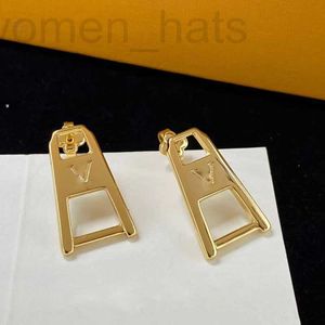 Stud Designer Luxury v Mektuplar Marka Saplama Küpe 18k Altın Retro Vintage Cazibe Küpe Küpe Kulak Yüzük Tiktap Toz Torbası THV4