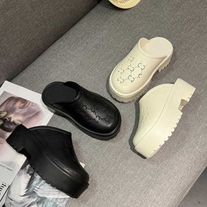 Baotou g Family Hole Shoes Thick Sole Womens Slippers For External Wearing Summer Beach Shoes Womens Matsuke Sole Shoes Populära på Internet