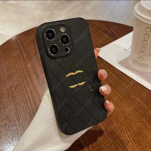 مصممة نسائية هيئة الهاتف العلامة التجارية الفاخرة Gold Letters Phonecases Fashion Diamond Pattern Cases Shockproof Shell for iPhone 15 Pro Max 14 13 Pro 12 11 Hot