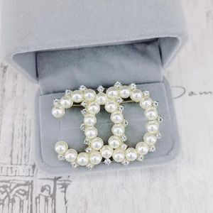 Prosty projektant mody broszka marka litera Pins Diamond Pearl Brooche Kobiety luksus eleganckie przyjęcie weselne Jewerlry 20style