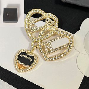 Simple Diamond Letter Pins Designer Brooch Jewelry With Box Women 18K Gold Plated Stainless Steel Design Brand Pearl Pin Mens Scarf Suit Party Dress Wedding Gift