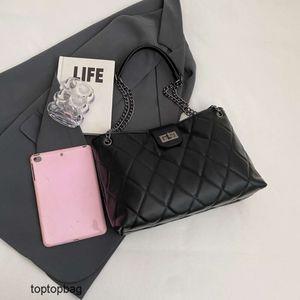 Tasarımcı lüks moda omuz çantaları Instagram modaya uygun ve şık tote çanta ile elmas ızgara nakış iplik kilit çantası tek omuz crossbody wome