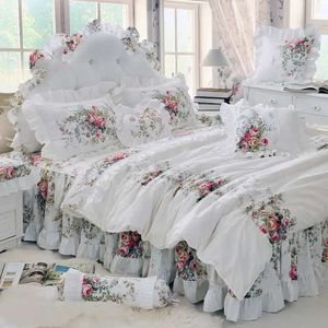 Pastoral Princess White Bedding Set Luxury Korean Style Flower Print Ruffles Däcke Cover Bed Kirt Bed Bead Pudowcases Cotton 240318