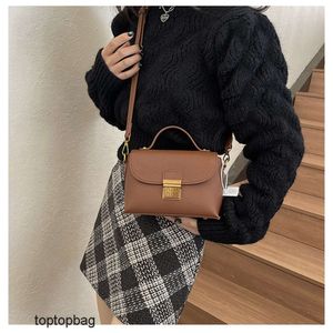 Дизайнерские роскошные модные сумки на ремне Французская ниша дизайна маленькая квадратная сумка 2023 новая универсальная и стильная ручная сумка тофу женская сумка через плечо на одно плечо