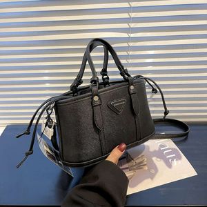Hinkväska designer säljer varumärke unisex väskor ny väska kvinnor handhållen dragsko med elegant textur axel