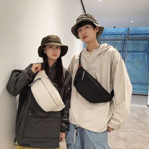 Designer lyxiga mode axelväskor 2024 koreansk version av avslappnad mode mångsidiga män och kvinnor samma stil singel axel crossbody väska med reflekterande stri