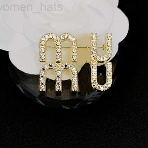 Stift, broscher designer ny silverpläterad diamant märke designer smyckedesign för kvinnor guld charm modest stift tillbehör 7532