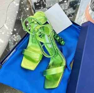 Идеальные туфли для невесты. Сандалии Aquazzura. Атласные босоножки Aura Crystal на высоком каблуке 105 мм с ремешком на каблуке. Прозрачные босоножки из ПВХ со стразами.