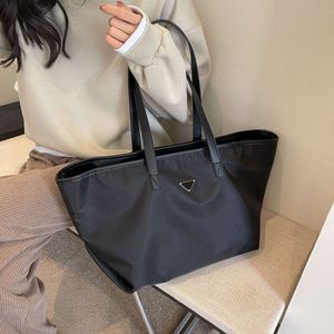 Designer de sacola de balde, marca quente feminina nova bolsa preta de grande capacidade nylon feminino portátil bolsas de ombro portátil da moda moderna