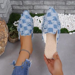 Slippers Winter Winter Women's Toe بالإضافة إلى حجم مخملي 43 أحذية البغال المسطحة للنساء القطن المنزلي في الهواء الطلق في الهواء الطلق