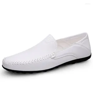 Casual Shoes Luxury Leather Men 2024 Italienska mjuka loafers handgjorda mockasiner andningsbara slip på båten