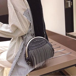 Tasarımcı Elmas çivili çivili püskül moda zinciri tek omuzlu crossbody tote kabuk baga1