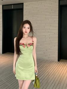 カジュアルドレス春の夏の甘いスパイシーなセクシーな刺繍花の緑のスリムフィットサテンドレス女性のためのサテンドレス