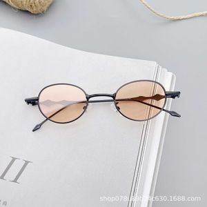 2024 Nuovi occhiali da sole Occhiali da vista con montatura rotonda in metallo in vetro piatto anti luce blu Stesso paio di stili per uomo e donna