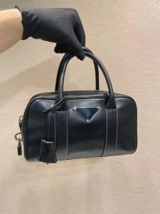 1BA846 Nya kvinnors handväska avancerade anpassade kvalitet Boston Bag Cowhide Feel Mjuk kapacitet är full av praktiska