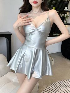 Casual Dresses WOMENGAGA Sliver Pu Mini Tank Kleid 2024 Spicy Girl V-Ausschnitt Strap Open Back Sexy Urlaub Elegante koreanische Frauen Top X8WA