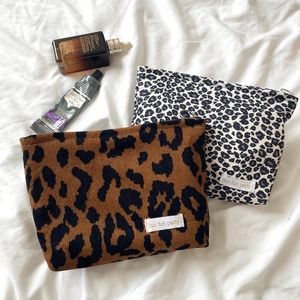 Sacos cosméticos veludo saco de viagem leopardo portátil maquiagem armazenamento bolsas femininas grande capacidade zíper compõem organizador embreagem