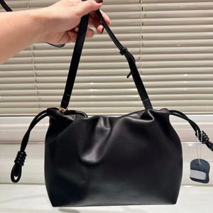 A bolsa de ombro Maillard aperta uma corrente elegante e requintada com uma camada superior de couro leve e importado para um passeio literário e elegante tamanho 23 * 20 CM