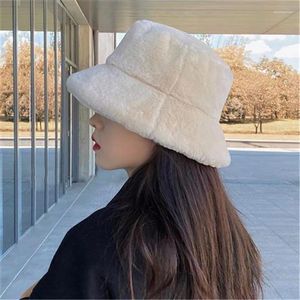 Berets 2024 Inverno Moda Mulher Espessada Versátil Branco Preto Quente Imitação de Cabelo Flat-top Chapéu de Pescador Japonês