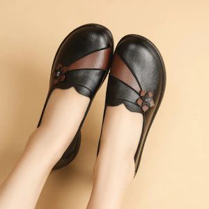 Skor 2024 Autumn Moccasins Mother Ladies Designer Leather Ballet Flats Cheap Woman Loafers Retro Style Women's Shoes Freel Shipping