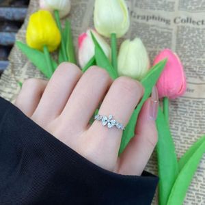 Klusterringar Karachis Light Luxury S925 Sterling Silver Ring for Women's Style med Diamond och Small Flower Zircon Fashion