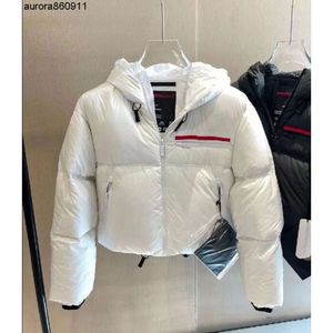 Parka da donna in piumino Italia Designer di lusso da donna Classico Giubbotto corto con cappuccio Etichetta rossa Lettera Cappotto invernale nord Tinta unita Nylon riciclato addensato